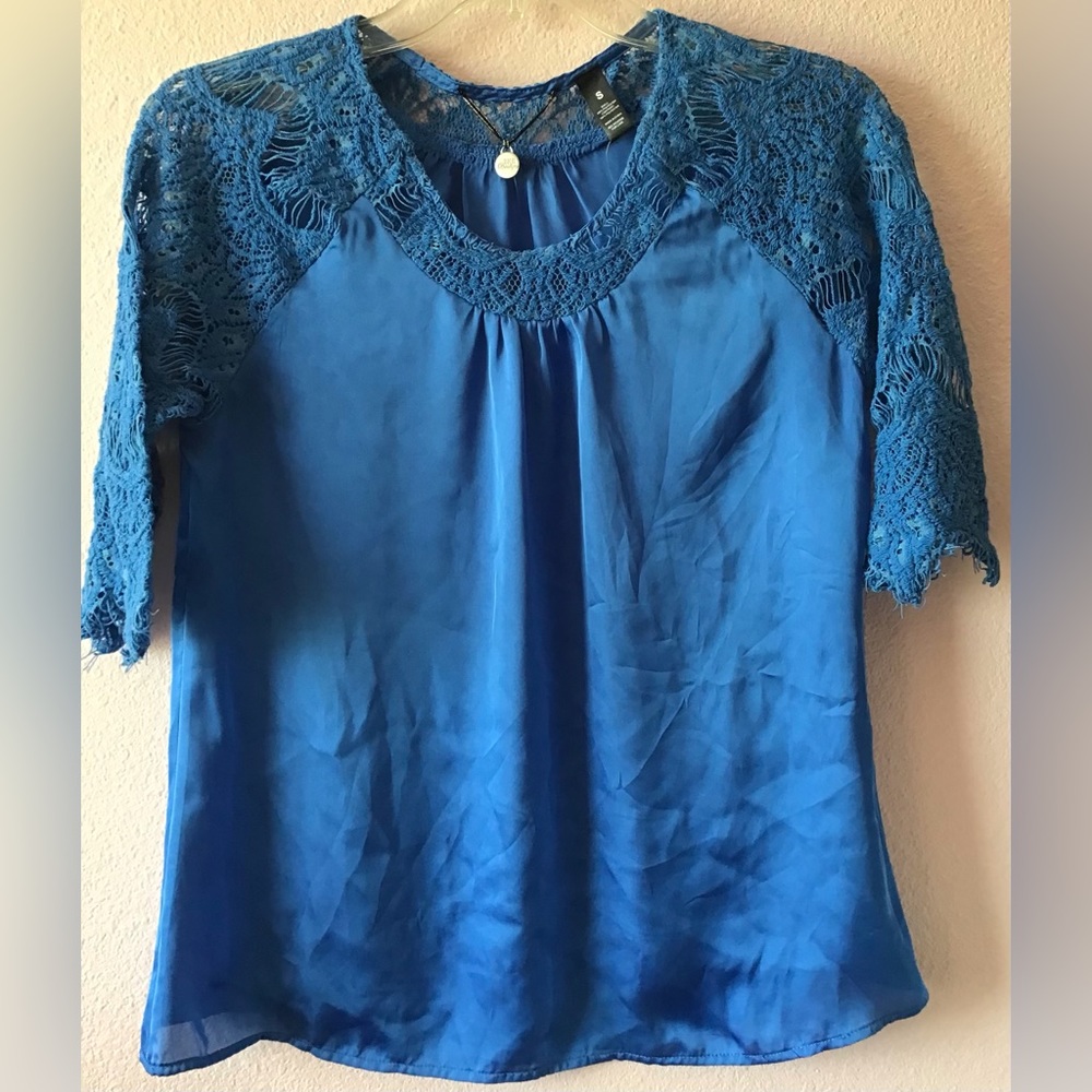 ❤️BKE Boutique blue crotchet sleeve blouse size small